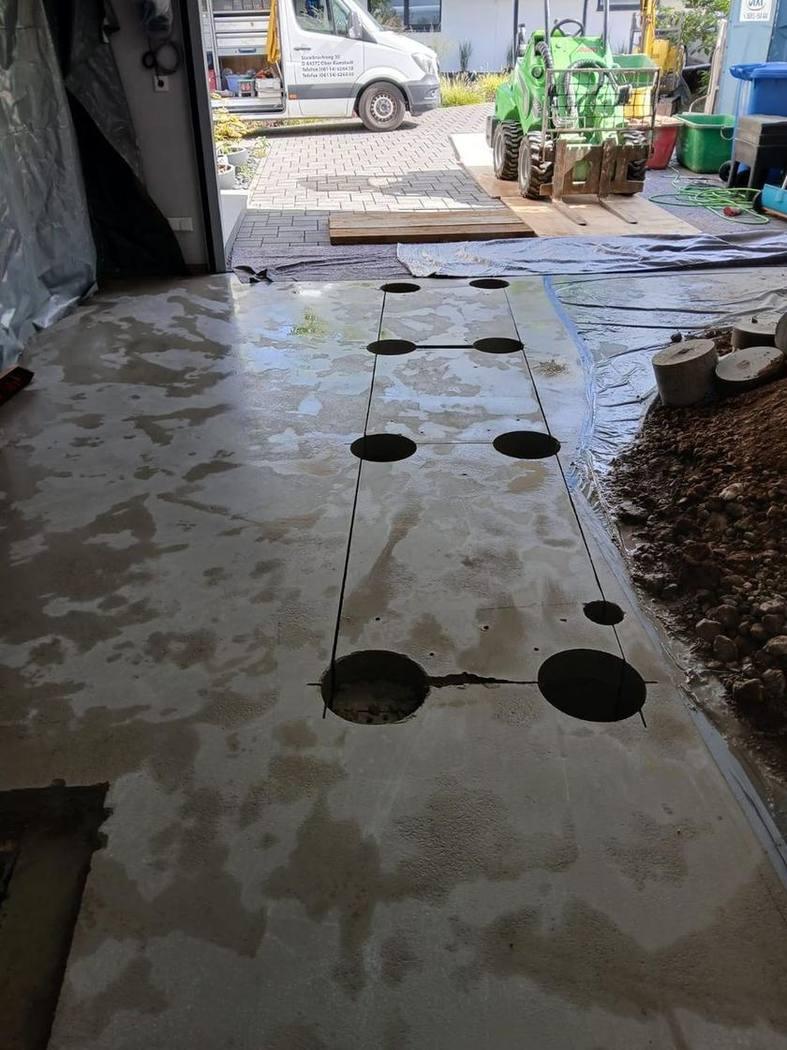 Präzise aufgeschnittene 30 cm starke Bodenplatte in der fertigen Garage