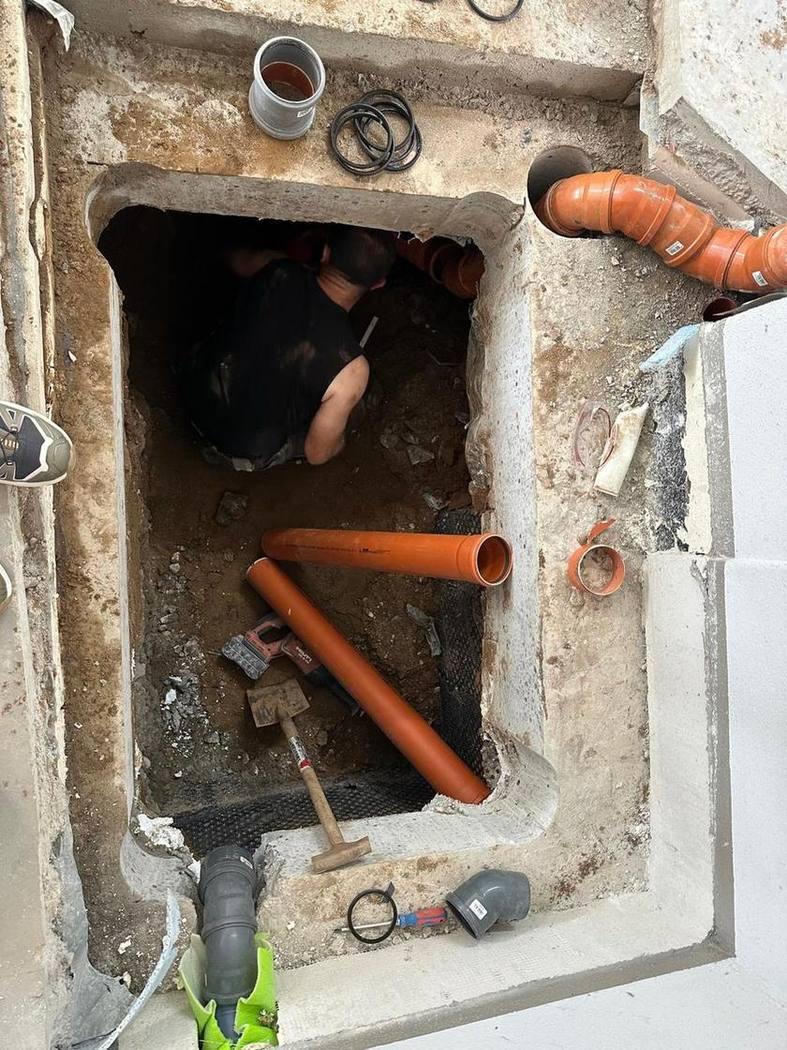 Aushub im Gebäude &ndash; neue Schmutz- und Regenwasserleitungen werden getrennt geführt