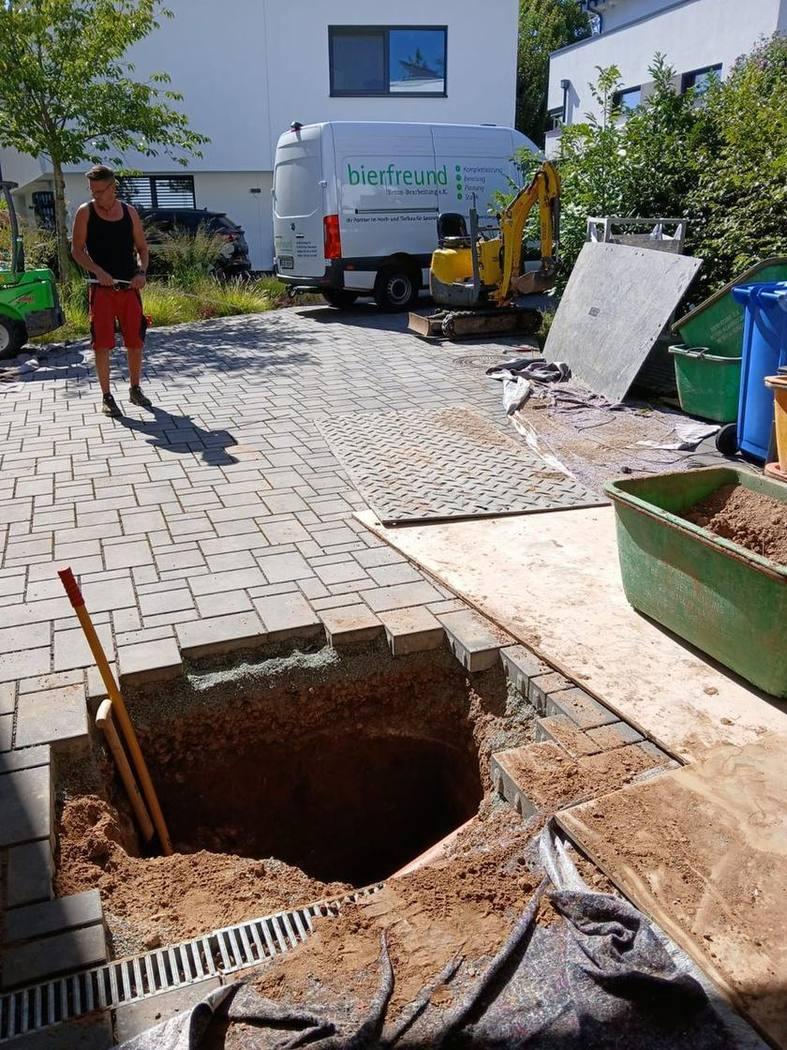 Geöffneter Hof &ndash; Ortung, Höhenlagen und neue Gefälle werden eingemessen
