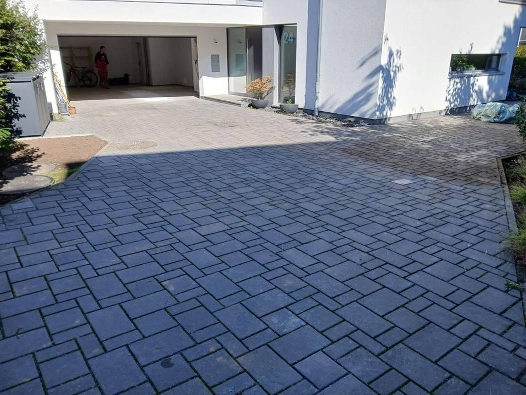 Die fertige Garage &ndash; von der Sanierung darunter ist nichts mehr zu sehen