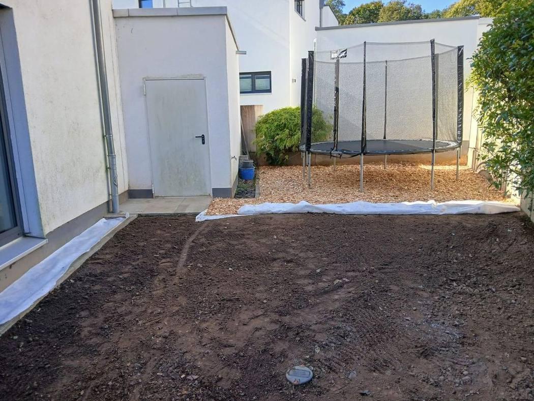 Nachher: der wiederhergestellte Gartenbereich, planiert und bereit für die neue Rasenfläche