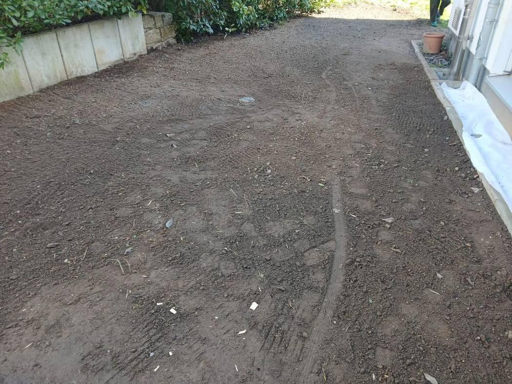 Nachher: der wiederhergestellte Abschnitt entlang des Hauses, sauber verfüllt und planiert