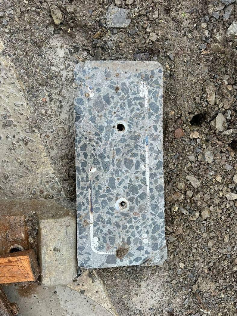 Ein herausgetrennter Schienentragkörper mit einbetonierten Dübeln &ndash; ca. 42 × 20 × 6,5 cm
