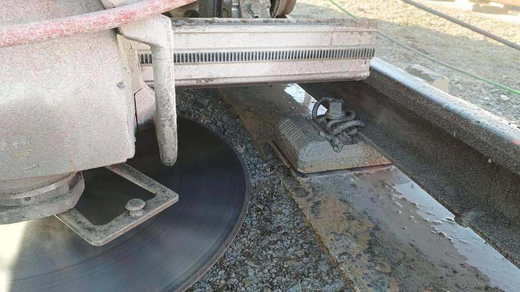 Das horizontal liegende Diamant-Sägeblatt beim bodenbündigen Trennschnitt an der Schiene