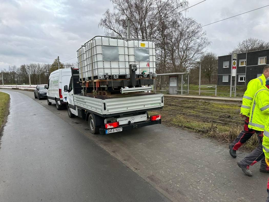 Transport vor Ort &ndash; mit 2.000 Litern Schneidwasser je Wagen