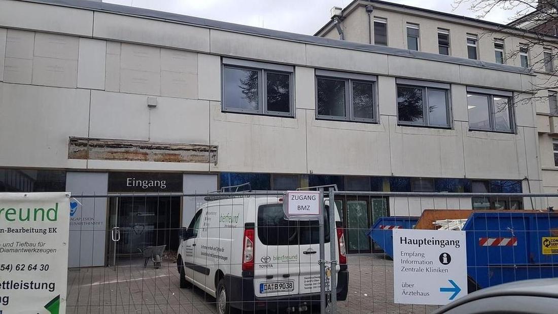 Bauzaun, Besucherlenkung und Zugang zur BMZ &ndash; der Klinikbetrieb lief während der gesamten Bauzeit weiter