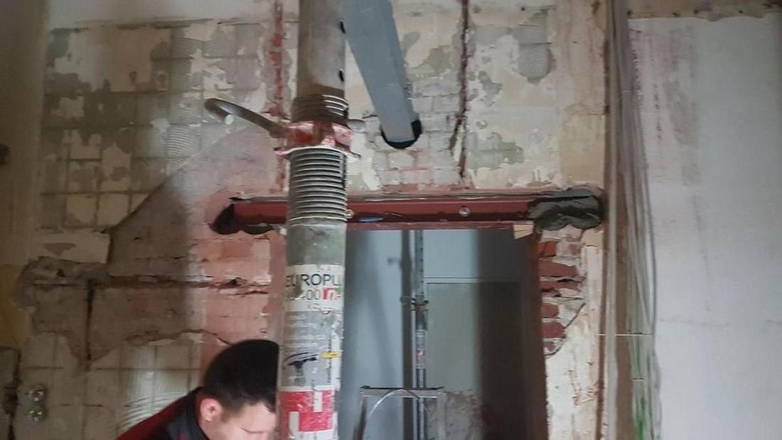 Kernbohrung in Stahlbeton für die neue Haustechnik, mit Wasserabsaugung