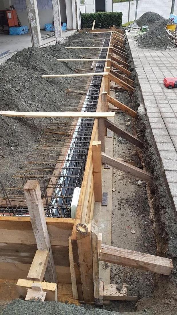 Bewehrung und Schalung der Streifenfundamente vor dem Betonieren