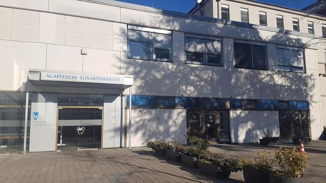 Fertiggestellter Eingangs- und Cafeteriabereich mit Anbau