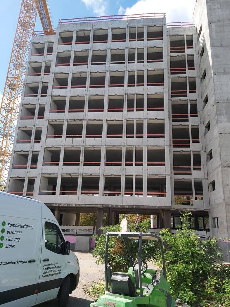 Das erhaltene Betonskelett der 1980er-Hochbauten &ndash; Grundlage für den neuen Schulcampus