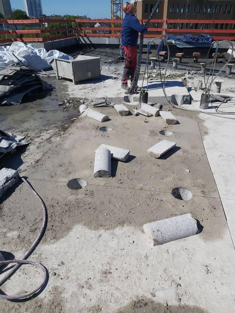 Kernbohrungen und herausgetrennte Betonstücke werden zum Abtransport bereitgelegt