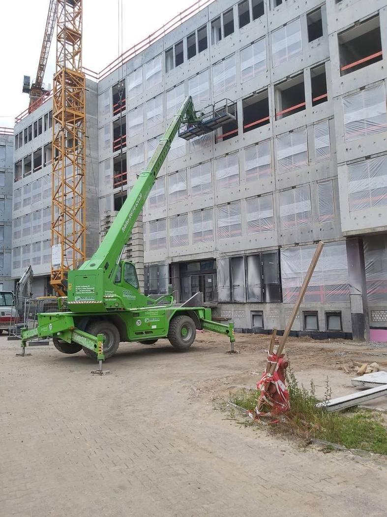 Arbeiten in großer Höhe an der Fassade mit dem Roto-Teleskoplader
