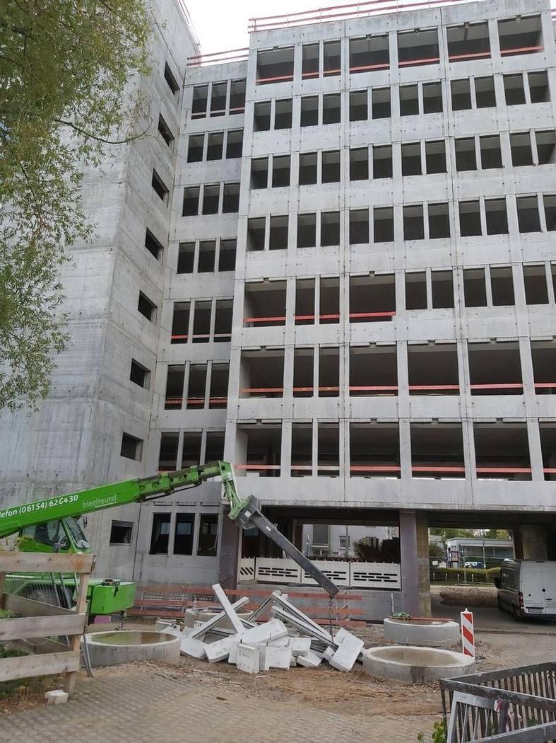 Unser Roto-Teleskoplader vor dem umzubauenden Betonskelett