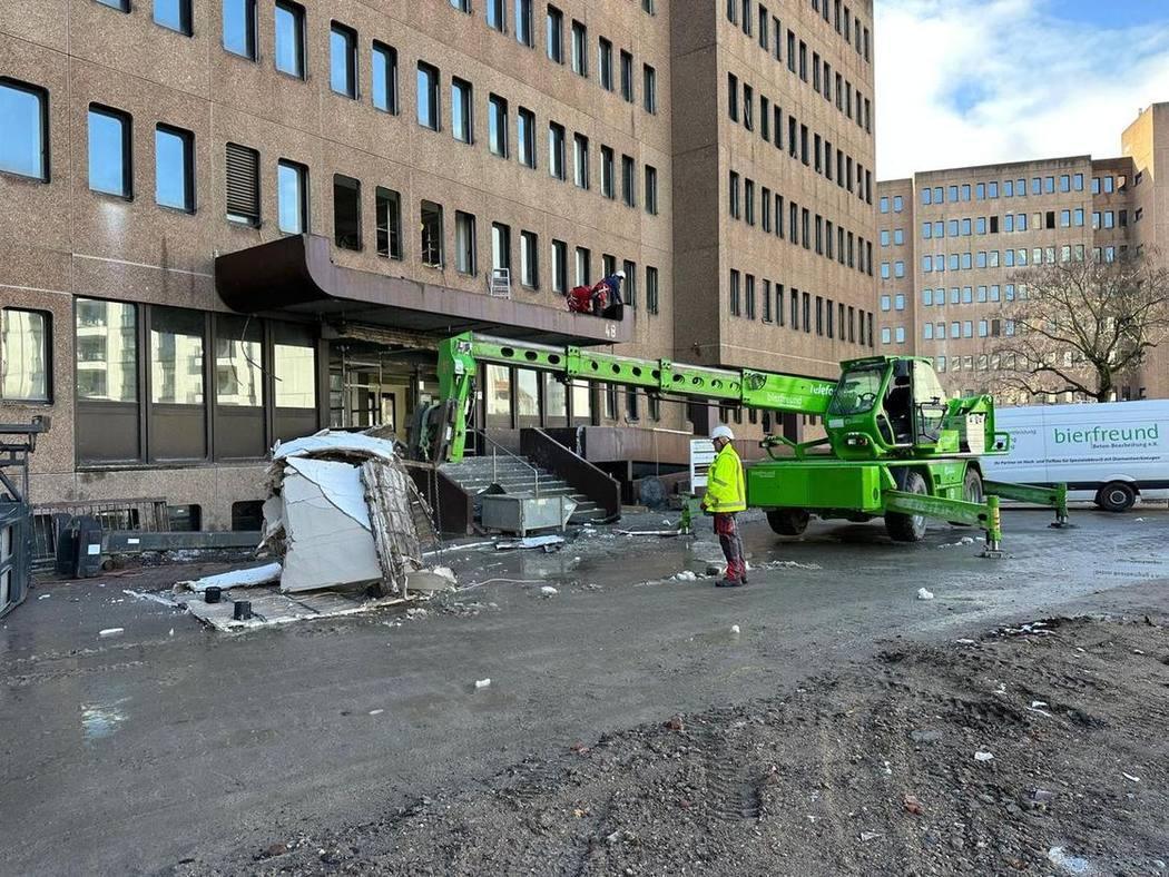Unser Roto-Teleskoplader beim Rückbau des Eingangs-Vordachs an der Gerbermühlstraße 48