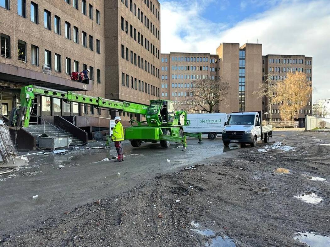 Rückbau im Eingangsbereich &ndash; Teleskoplader und Fahrzeuge von bierfreund vor Ort